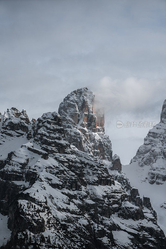 环绕lago di Landro的山峰(Dürrensee)， Dolomites，意大利阿尔卑斯山，意大利